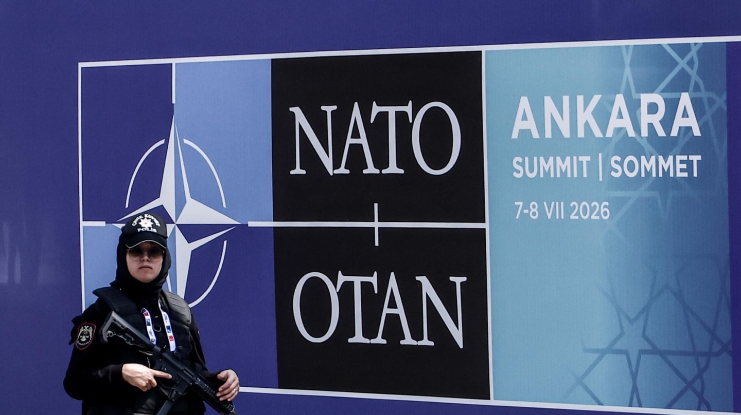 Una mujer del equipo de seguridad monta guardia cerca del Complejo Presidencial de Bestepe, antes del Foro de la Industria de Defensa de la Cumbre de la OTAN en Ankara.