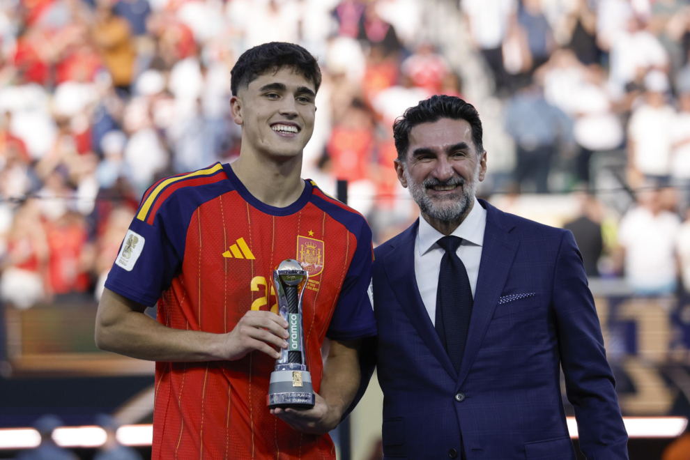 Pau Cubarsí de España posa este domingo, en las premiaciones del Mundial de la FIFA 2026