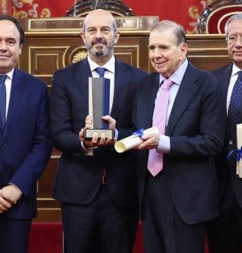 Pérez Llorca reivindica en el Senado ante Edmundo González una "libertad sin [...]