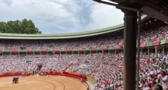 Escándalo en la plaza de Pamplona con una pancarta de Puta España, puta selección