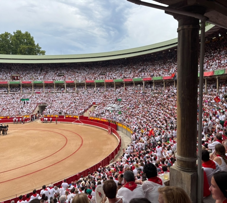Escándalo en la plaza de Pamplona con una pancarta de Puta España, puta selección