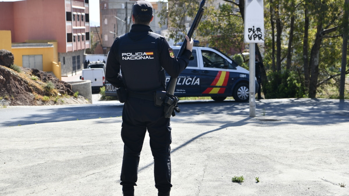 Un agente de la Policía Nacional con un arma