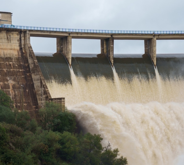 Veolia y TotalEnergies se alían para descarbonizar el ciclo del agua en España con energía 100% renovable