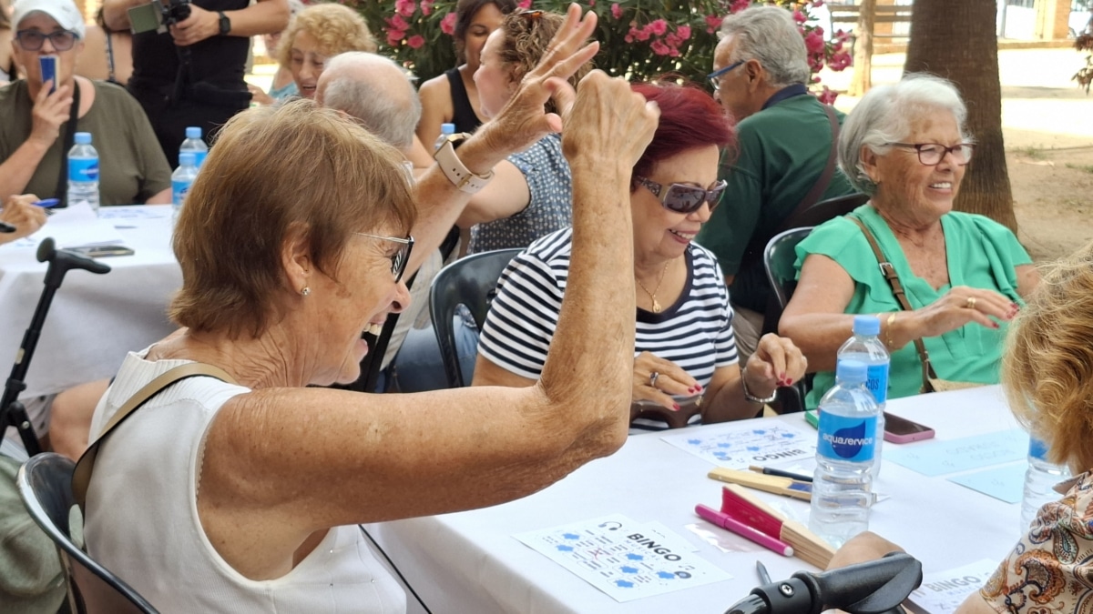 Participantes en uno de los ‘encuentros ASOMA’, organizado por la Red ASOMA, proyecto de Clece que tiene como objetivo paliar posibles casos de soledad no deseada entre las personas usuarias del Servicio de Ayuda a Domicilio del Ayuntamiento de Rincón de la Victoria (Málaga).