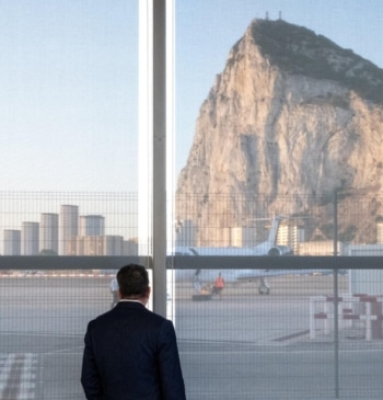 Reino Unido y la UE 'derriban' la verja de Gibraltar