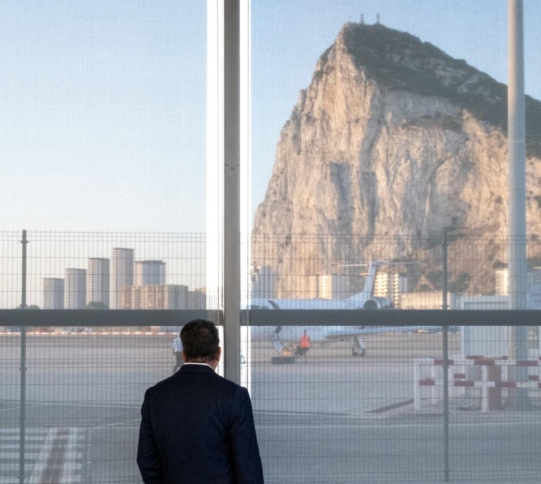 Reino Unido y la UE 'derriban' la verja de Gibraltar