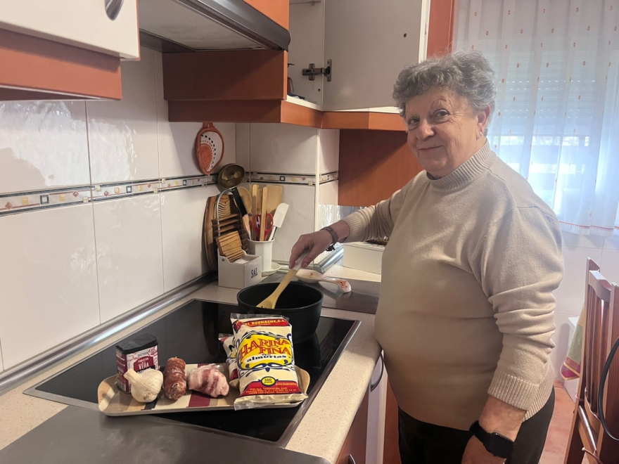 Juana Botella, usuaria del SAD del Ayuntamiento de Madrid y participante de Saboreando recuerdos, en la preparación de su receta “Gachas vallecanas del tío Julián”