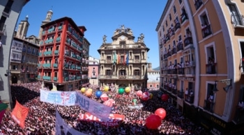 Viva San Fermín... y "destroy Israel": las mejores imágenes del chupinazo