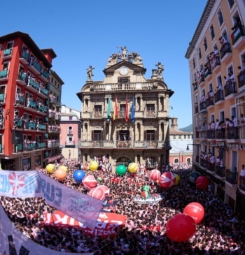 Viva San Fermín... y "destroy Israel": las mejores imágenes del chupinazo