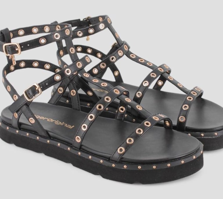 Vuelven las sandalias romanas con más personalidad y que favorecen a todas en verano: ¡por menos de 40€!