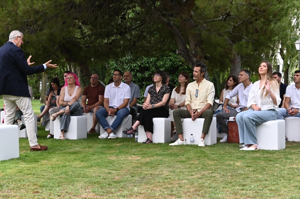 La Infanta Sofía (d), durante una visita a una de las actividades educativas en el Monasterio de Cogullada, a 8 de julio de 2026, en Zaragoza, Aragón (España). La Infanta entregará esta tarde la primera edición de las ayudas “Docentes Referentes” de la Fundación Ibercaja, en su 150º aniversario, en la que cinco docentes serán reconocidos por su excelencia en liderazgo educativo, sostenibilidad, inclusión, investigación educativa y educación integral para la salud. Ramón Comet / Europa Press 08 JULIO 2026;INFANTA;EDUCACIÓN;DOCENCIA; 08/7/2026