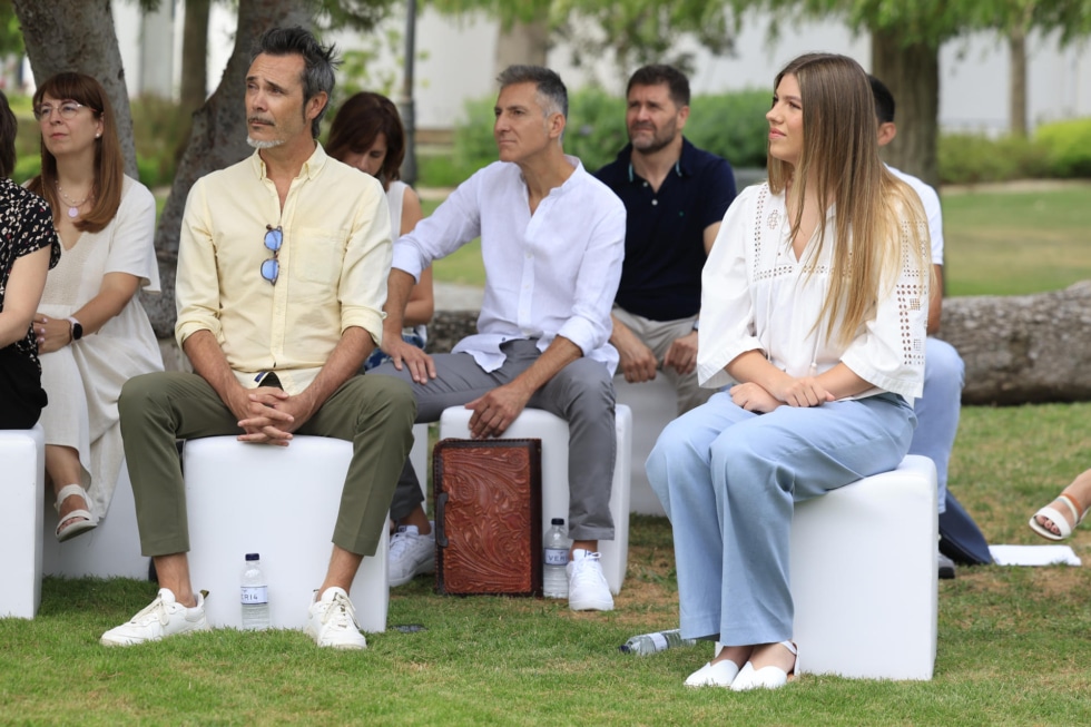 ZARAGOZA (ESPAÑA), 08/07/2026.- La infanta Sofía (d) antes de pronunciar en Zaragoza su primer discurso oficial en público, en el acto de entrega de la primera edición de las ayudas Docentes Referentes de la Fundación Ibercaja, que reconocen la excelencia educativa en España. EFE/ Javier Cebollada