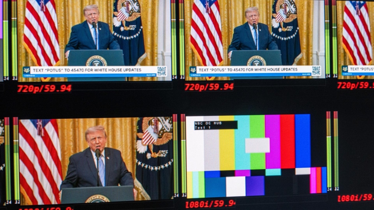 La imagen de Donald Trump en varias pantallas durante su discurso a la nación del jueves.