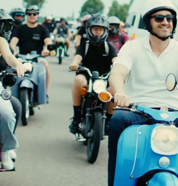 El candidato ultra alemán que hace campaña en una moto Simson, una [...]