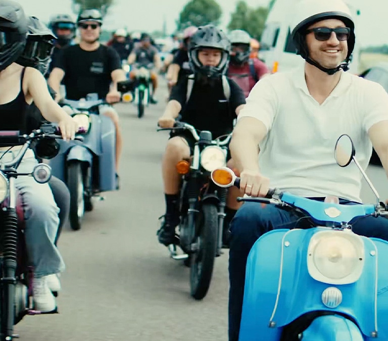 El candidato ultra alemán que hace campaña en una moto Simson, una marca de judíos víctimas del nazismo