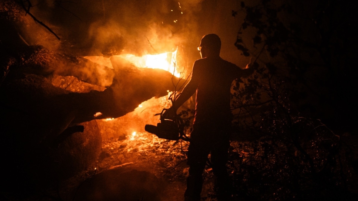 Una persona trabaja en las labores de extinción del incendio forestal en La Adrada