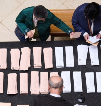 A qué partido beneficia el voto de los españoles no residentes en [...]