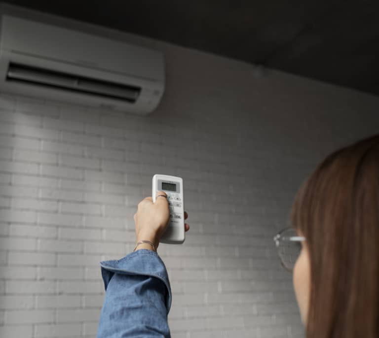 El error al usar el aire acondicionado por la noche que te está costando dinero en la factura de la luz