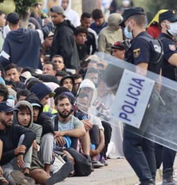 La Policía frena con cargas y disparos al aire a los inmigrantes [...]
