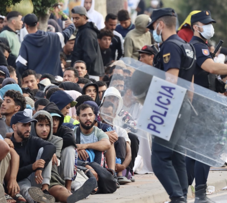 La Policía frena con cargas y disparos al aire a los inmigrantes que quieren entrar en las carpas ya abarrotadas de Ceuta