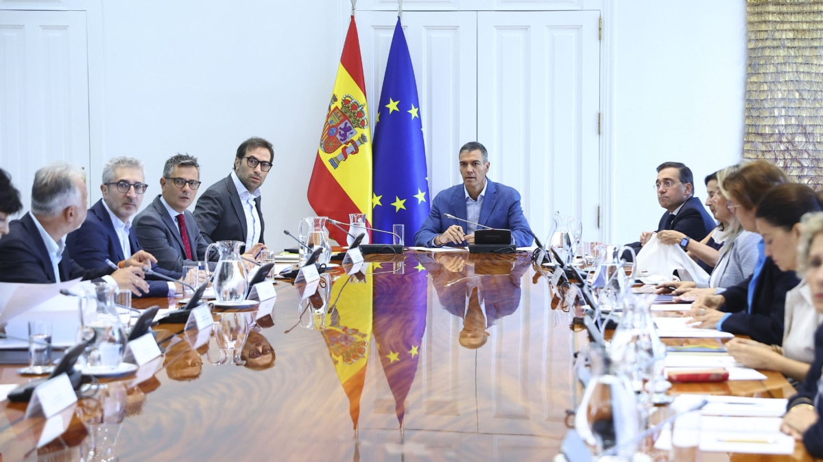MADRID, 28/08/2026.- El presidente del Gobierno, Pedro Sánchez, preside este viernes una reunión del Comité Especializado sobre Ceuta con la participación de once ministros, en una jornada en la que comparecen en el Congreso los titulares de Interior, Exteriores e Inclusión y Seguridad Social para dar cuenta de su gestión en la crisis. EFE/Fernando Calvo/ Pool Moncloa SOLO USO EDITORIAL/SOLO DISPONIBLE PARA ILUSTRAR LA NOTICIA QUE ACOMPAÑA (CRÉDITO OBLIGATORIO)