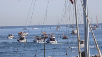 Flamear de banderas de España en barco y en moto: "¡No estáis solos!"