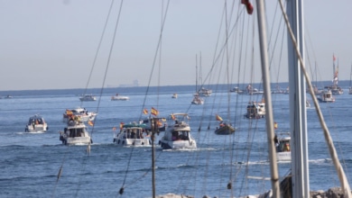 Flamear de banderas de España en Ceuta en barco y en moto: "¡No estáis solos!"
