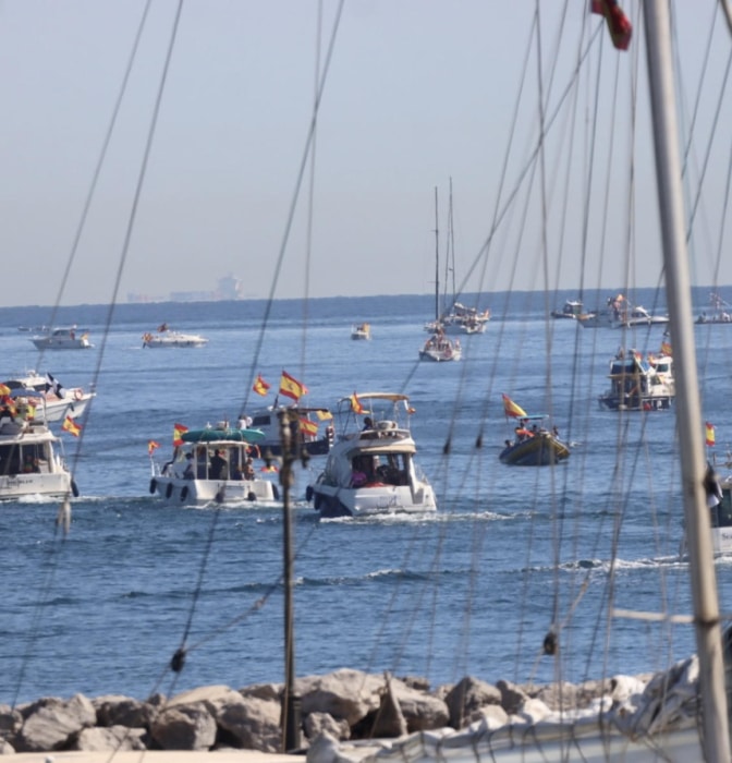 Flamear de banderas de España en Ceuta en barco y en moto: [...]