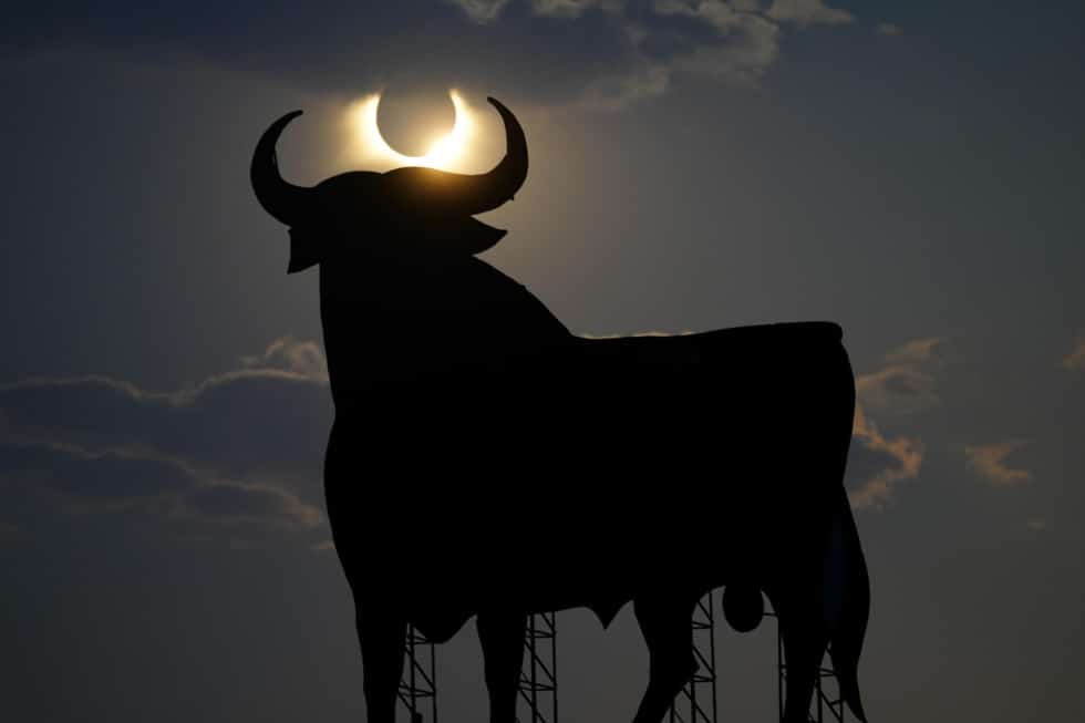 PRADORREY (LEÓN), 12/08/2026.- Eclipse de Sol junto a un toro de Osborne este miércoles en la localidad de Pradorrey (León).- EFE/Borja Sánchez Trillo