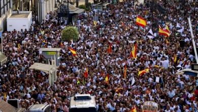 Miles de ceutíes salen a la calle para exigir una respuesta a la crisis migratoria: "¡Ceuta es España!"
