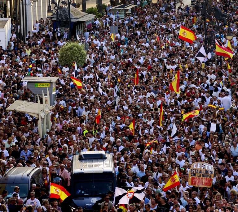 Miles de ceutíes salen a la calle para exigir una respuesta a la crisis migratoria: "¡Ceuta es España!"
