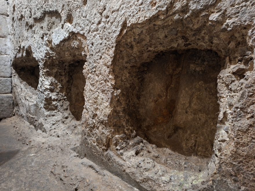 Interior de las Cuevas de Hércules