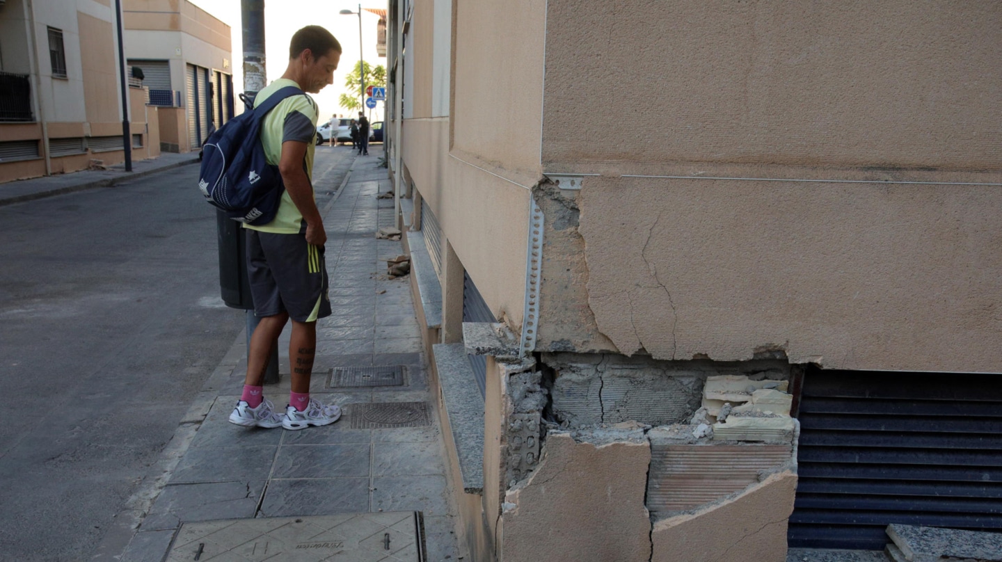 Un hombre observa desperfectos causados en Las Gabias después de que se sintieran diferentes temblores.