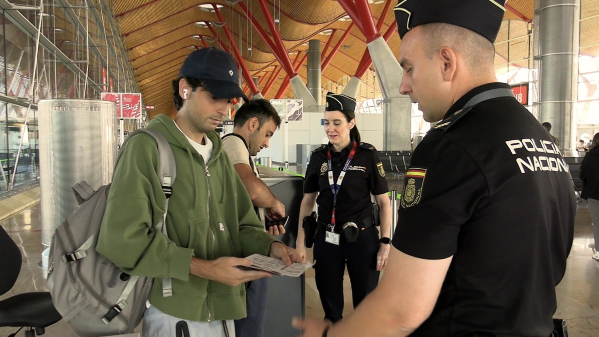 La Policía Nacional ha efectuado este sábado controles aleatorios de documentación en el Aeropuerto Josep Tarradellas Barcelona-El Prat.