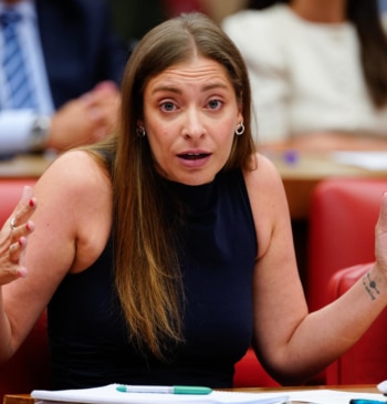 PP y Vox piden a Robles que aclare "si miente ella o [...]