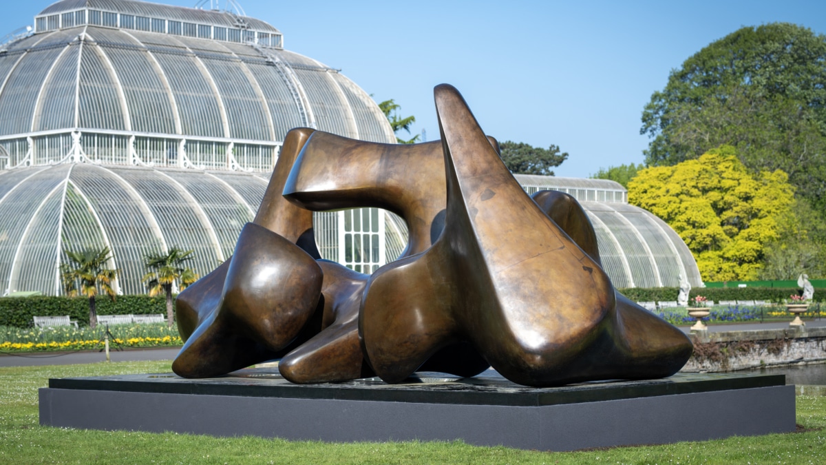 Henry Moore acampa en los jardines Kew con la mayor exposición al aire libre de su obra