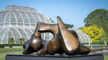 Henry Moore acampa en los jardines Kew con la mayor exposición al aire libre de su obra