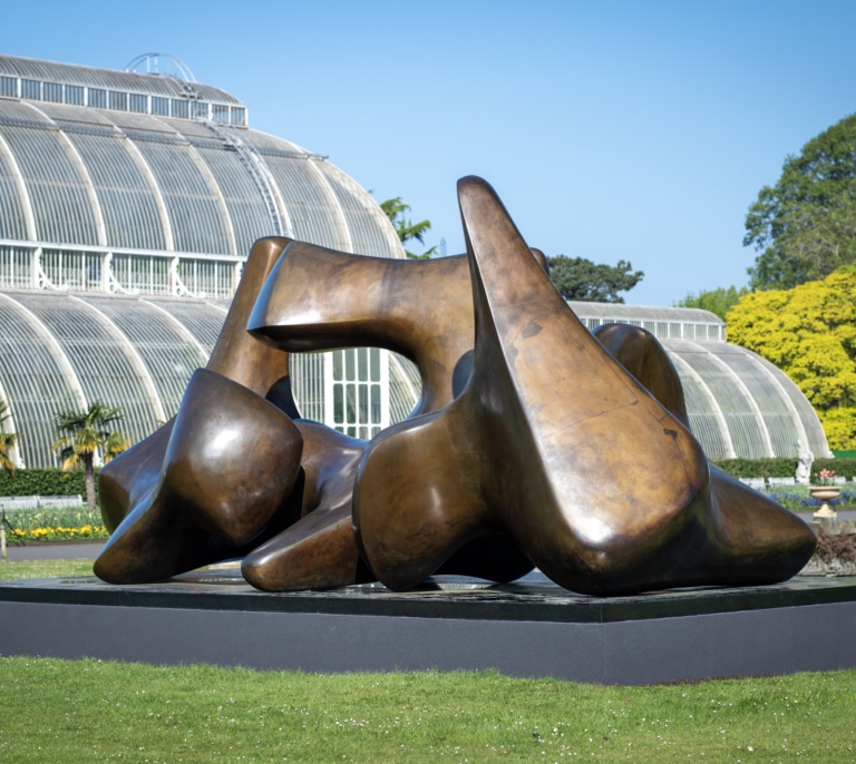 Henry Moore acampa en los jardines Kew con la mayor exposición al aire libre de su obra