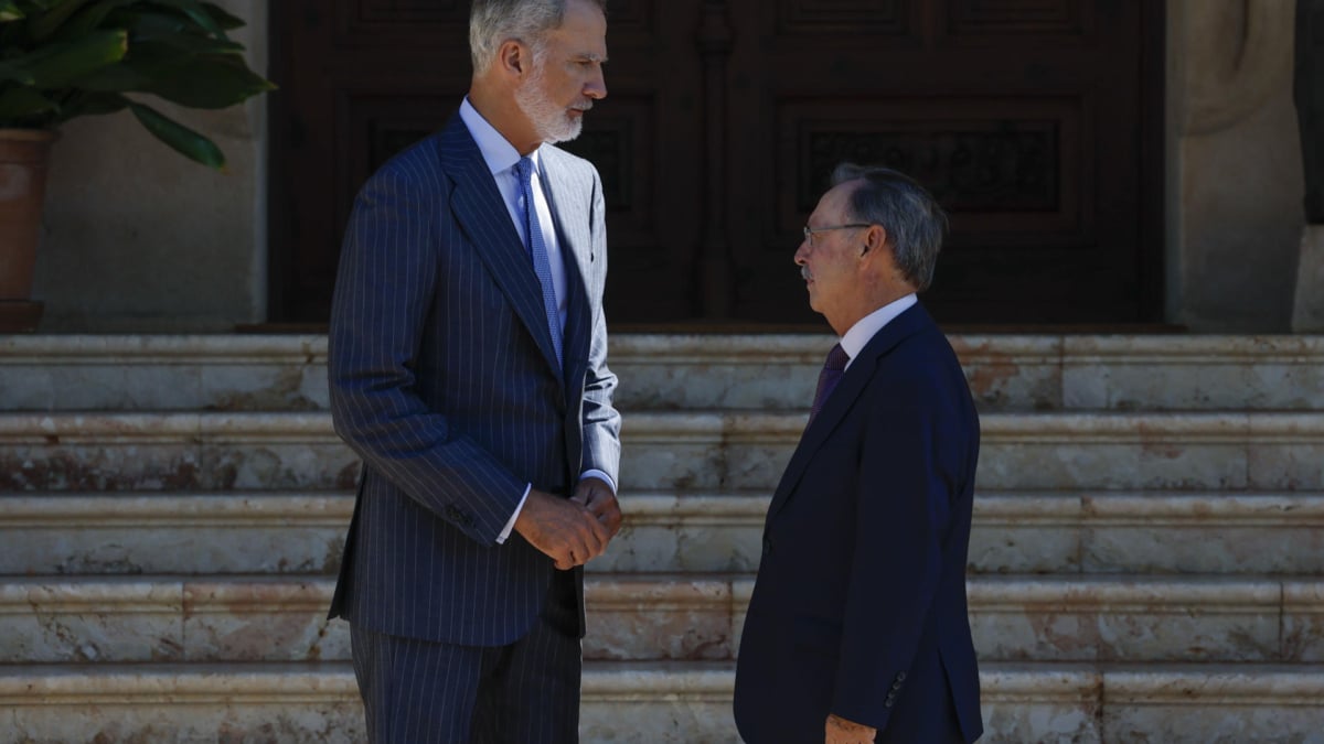 El rey Felipe VI (i) recibe al presidente ceutí, Juan Jesús Vivas (d), este jueves en el Palacio de Marivent en Palma de Mallorca.
