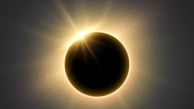 Qué es exactamente un eclipse solar: el fenómeno cósmico que sirvió para dar la razón a Einstein