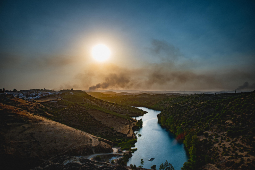Vista del incendio de Niebla (Huelva) desde la localidad de Aznalcollar (Sevilla).