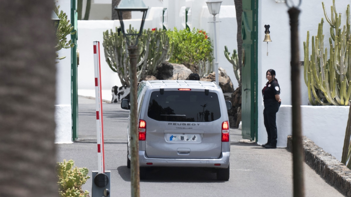 El presidente del Gobierno, Pedro Sánchez, ha iniciado este sábado sus vacaciones de verano en Lanzarote.
