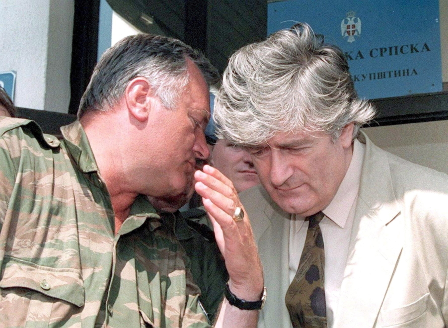 Radovan Karadzic escucha a Ratko Mladic durante un mitin en Pale, capital serbia dentro de de Bosnia-Herzegovina