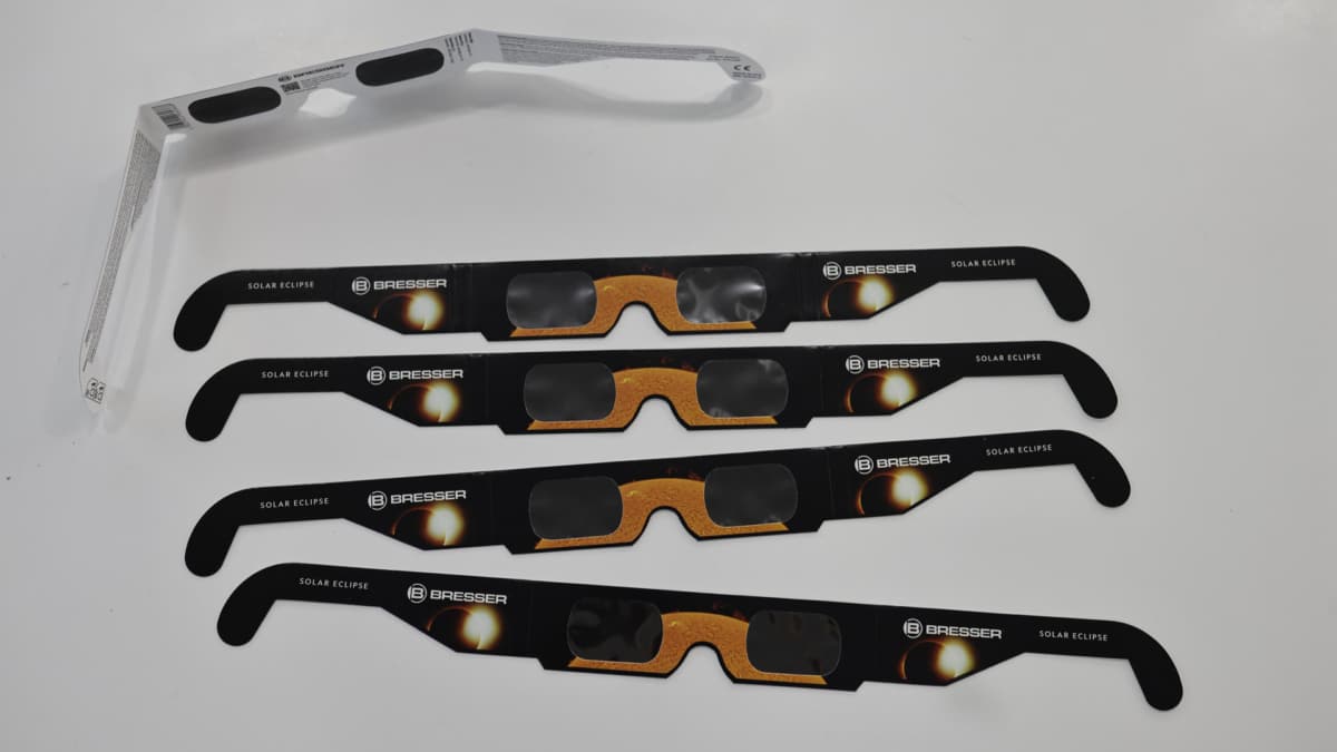 Consumo ha hecho un llamamiento para que el eclipse del 12 de agosto se vea con gafas certificadas, adquiridas en canales oficiales y tiendas especializadas, y recomienda mantenerlas puestas en todo momento.