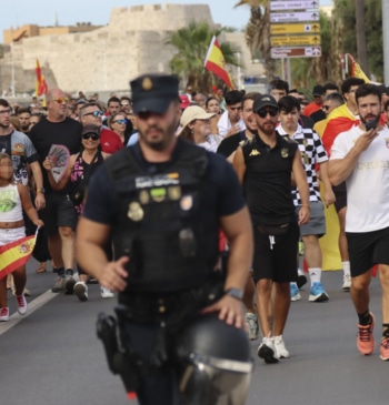 Centenares de ceutíes protestan contra la gestión migratoria del Gobierno y el [...]
