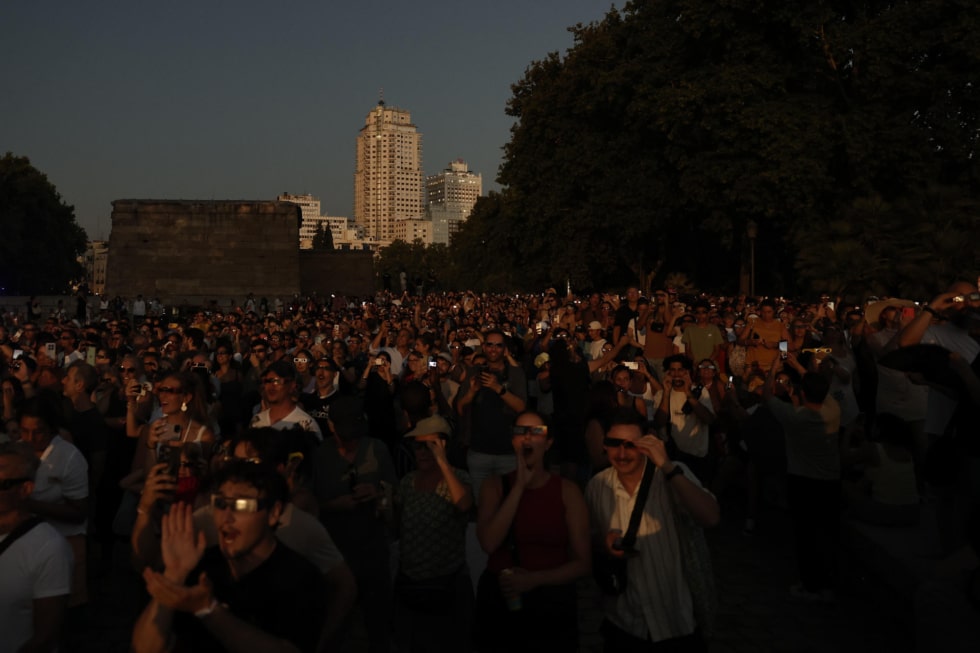 MADRID, 12/08/2026.- Miles de personas atienden al eclipse solar este miércoles en Madrid. EFE/Sergio Pérez