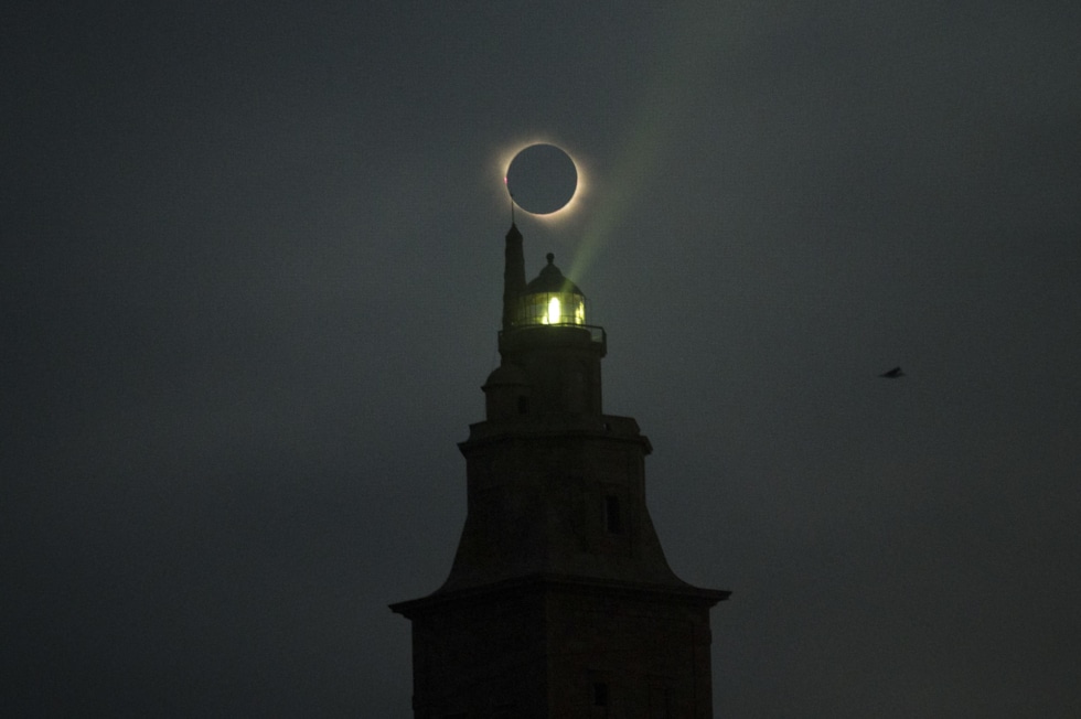 A CORUÑA, 12/08/2026.- Eclipse solar sobre la torre de Hércules este miércoles en A Coruña. EFE/Sergio Pérez