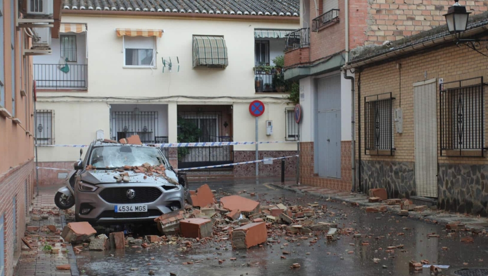 Vista de daños provocados por el terremoto este sábado, en Armilla (Granada).