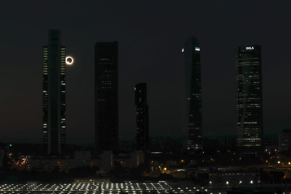 MADRID, 12/08/2026.- Eclipse de Sol en Madrid, este miércoles. EFE/Ballesteros