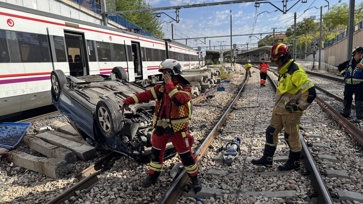 Imagen del coche volcado en Fuenlabrada